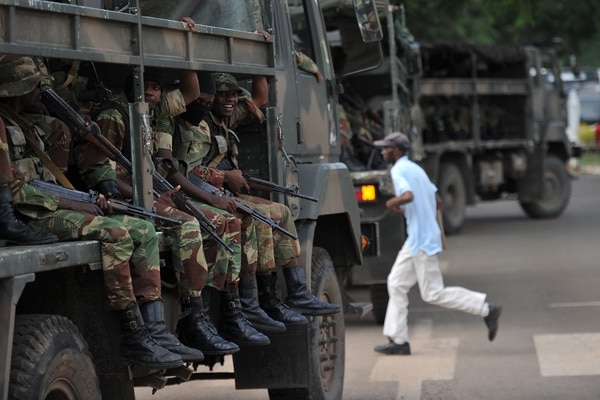 Tropas del ejército de Zimbabwe ocupan las calles un día antes de la jura de Mnangagwa como presidente. El político fue siempre el vínculo de Mugabe con las fuerzas armadas (AFP)