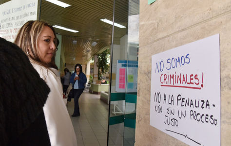 Una mujer mira uno de los letreros de protesta que pusieron los médicos al ingreso de un centro hospitalario en La Paz. Foto: José Lavayén.
