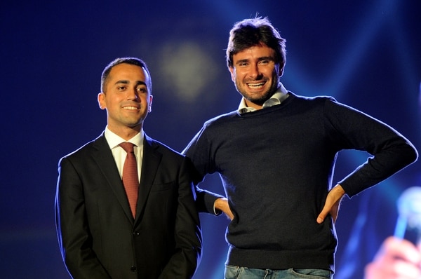Luigi Di Maio, a la izquierda, fue elegido por los militantes candidato a premier del Movimiento Cinco Estrellas en una votación por Internet. En la foto está junto a Alessandro Di Battista, otro de los líderes del partido (REUTERS/Guglielmo Mangiapane)