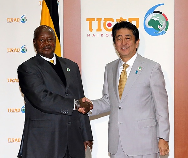 Yoweri Kaguta Museveni junto al primer ministro japonés, Shinzō Abe