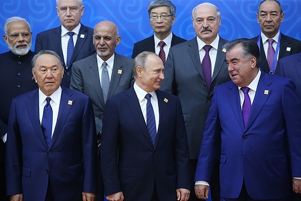 Nursultan Nazarbayev, Vladimir Putin y Emomali Rahmon (abajo, de izquierda a derecha)