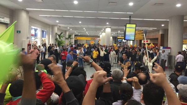 En la terminal del aeropuerto estaban frente a frente seguidores y detractores del ex presidente. (Twitter @esthercuestasan)