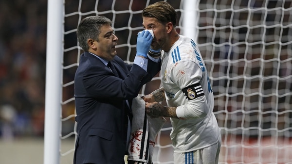 Sergio Ramos estará ausente tras haber sufrido una fractura en su tabique (AP)