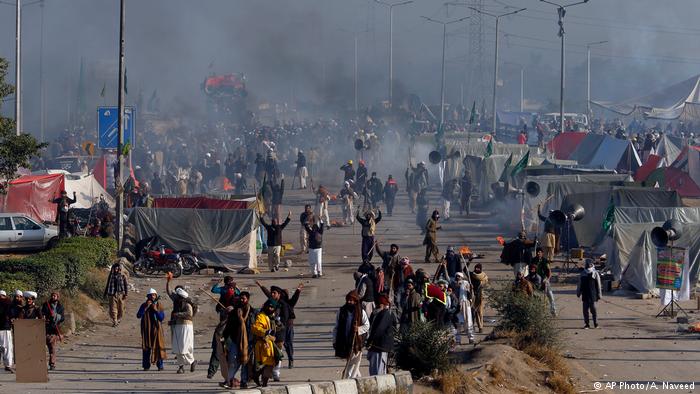 Pakistan Islamabad Polizei Islamisten Sit-in (AP Photo/A. Naveed)