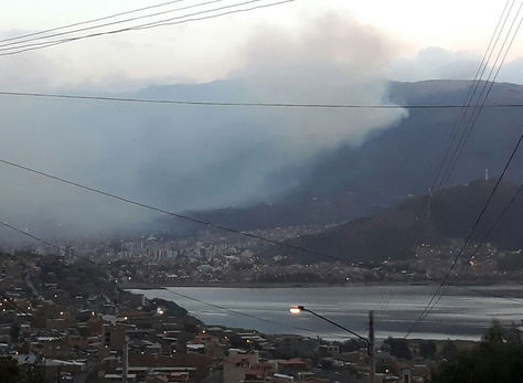 La humareda ocasionada por el incendio en el Parque Nacional Tunari llegó a la ciudad de Cochabamba.
