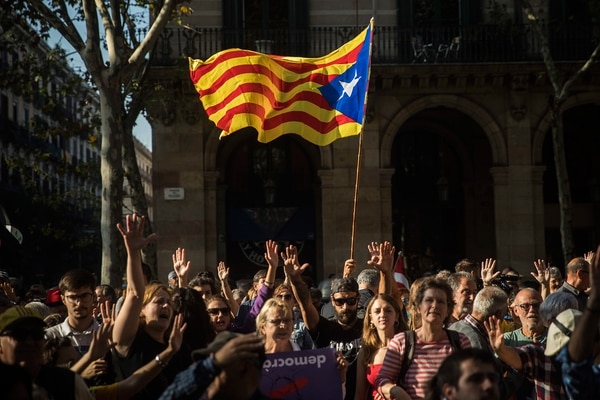 La gente se reúne fuera del parlamento catalán para apoyar una declaración unilateral de independencia, en Barcelona, España, el jueves 26 de octubre de 2017 (AP)