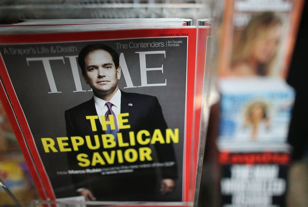 Una copia de la revista Time en venta en un kiosko de Manhattan (Mario Tama/Getty Images)