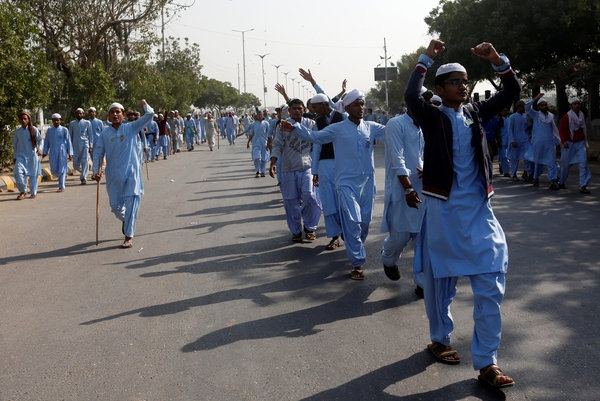 Militantes del partido Tehreek-i-Labaik Yah Rasool Allah Pakistan (TLYRAP) durante una protesta en Karachi, Pakistán (REUTERS/Akhtar Soomro)