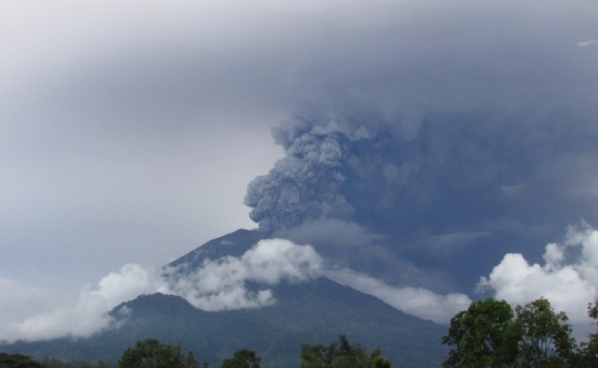 ¿Por qué el volcán Agung está a punto de entrar en erupción?