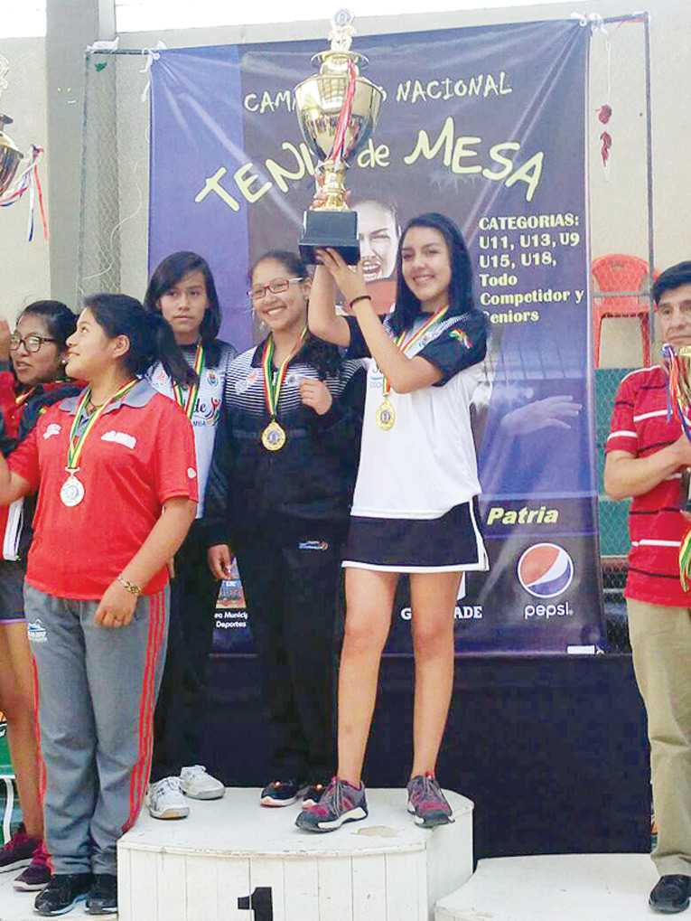 ADRIANA PADILLA ALZA SU TROFEO. NAYRA HERBAS