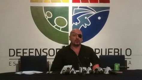 El defensor del Pueblo, David Tezanos Pinto, en la conferencia de prensa de este lunes.