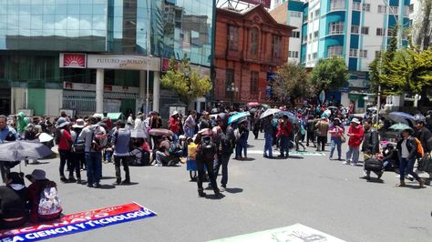 Un grupo de estudiantes de la UPEA bloquean el centro de La Paz a la altura de la UMSA. 