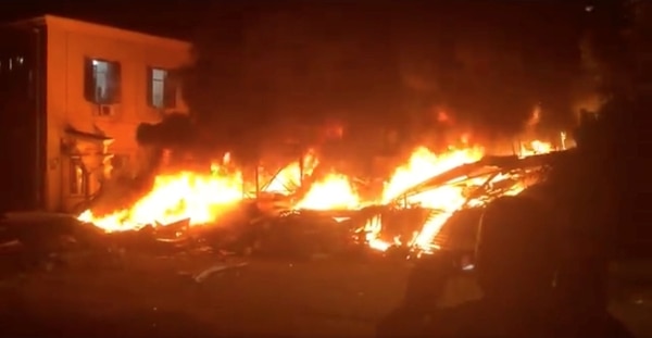 El incendio en el edificio en Jaffa (David Klein/via REUTERS)