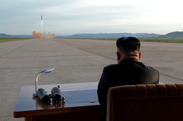 El dictador norcoreano Kim Jong-un observa el lanzamiento del misil Hwasong-12 el 15 de septiembre de 2017. (KCNA via REUTERS/archivo)
