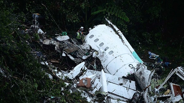 Horas después de la tragedia, rescatistas trabajan entre los restos del avión (AFP PHOTO / Raul ARBOLEDA)