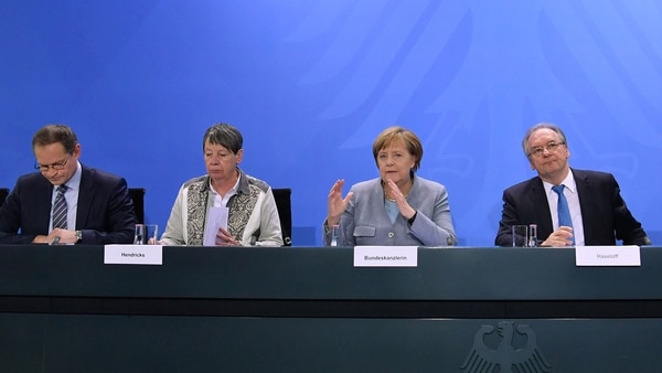 La canciller Angela Merkel anunció el martes un ambicioso plan para disminuir la polución urbana (AFP)