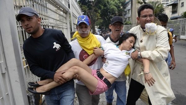 Más de 100 personas murieron y miles resultaron heridas por la represión chavista (AFP)