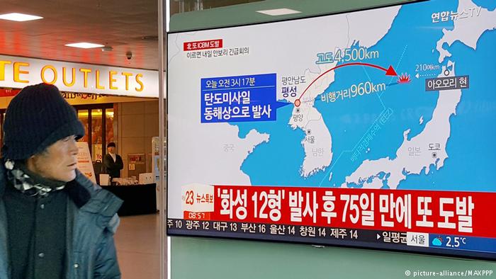 Südkorea Fernsehübertragung von Raketentest in Seoul (picture-alliance/MAXPPP)