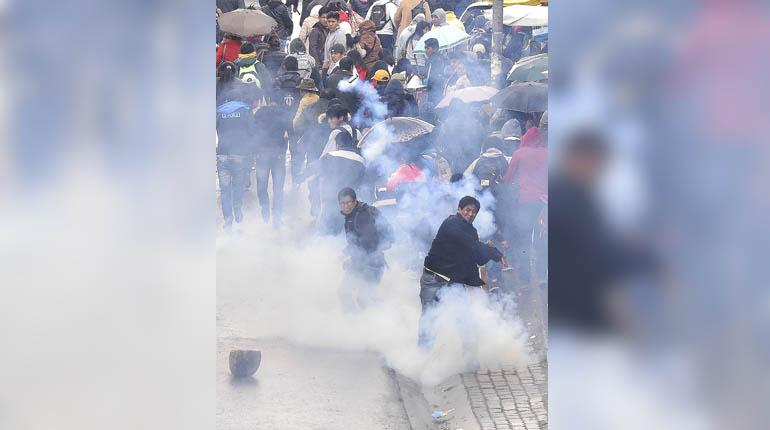 La gasificación a un grupo de personas de la UPEA que protestaba en La Paz, ayer. | APG