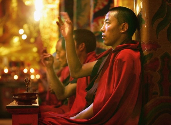 Un monje tibetano reza en el monasterio de Jal Gu Si Wu Min Fo Xue Yuan en Yushu, China. (Paula Bronstein/Getty Images)