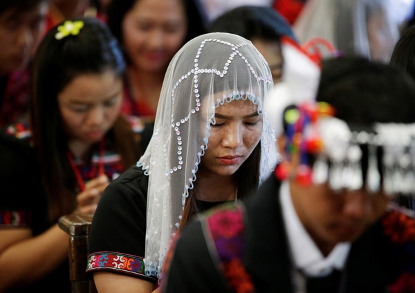 Una feligrés durante una misa celebrada por el papa Francisco. (REUTERS/Max Rossi)