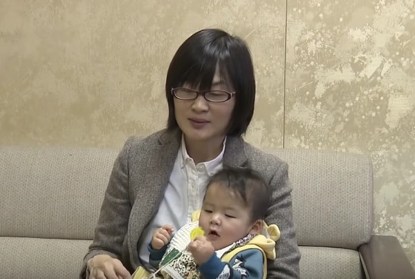 Yuka Ogata con su hijo. (https://internationalpress.jp)