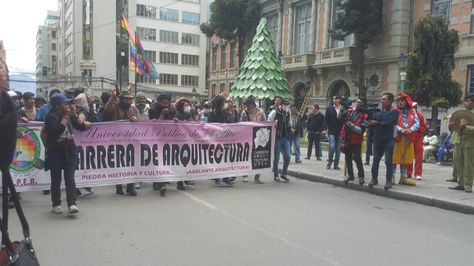 Marcha de estudiantes, docentes y administrativos de UPEA en La Paz. 