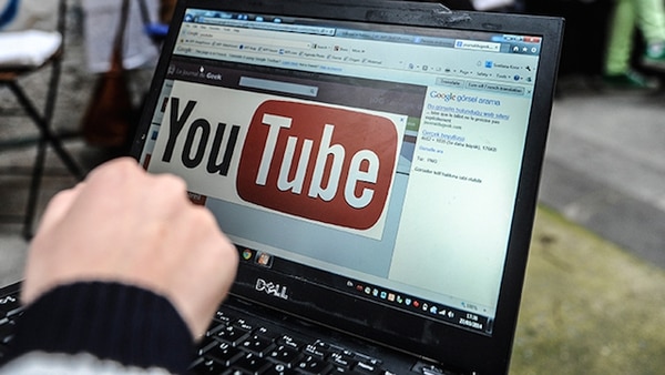 YouTube sostiene haber “reforzado recientemente (su) enfoque sobre los videos y los comentarios relacionados con niños que, aunque no serían ilegales, siguen siendo preocupantes” (AFP)
