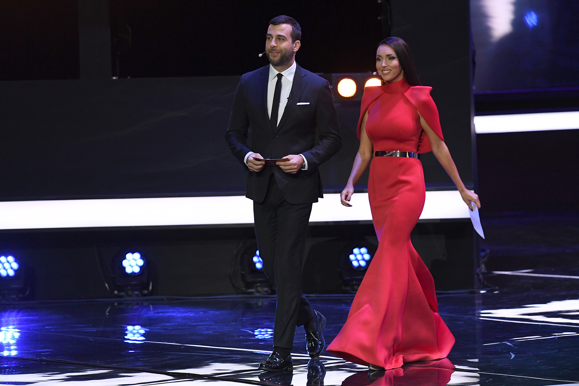 La cantante rusa Alsou y el presentador Ivan Urgant (AFP PHOTO / Kirill KUDRYAVTSEV)