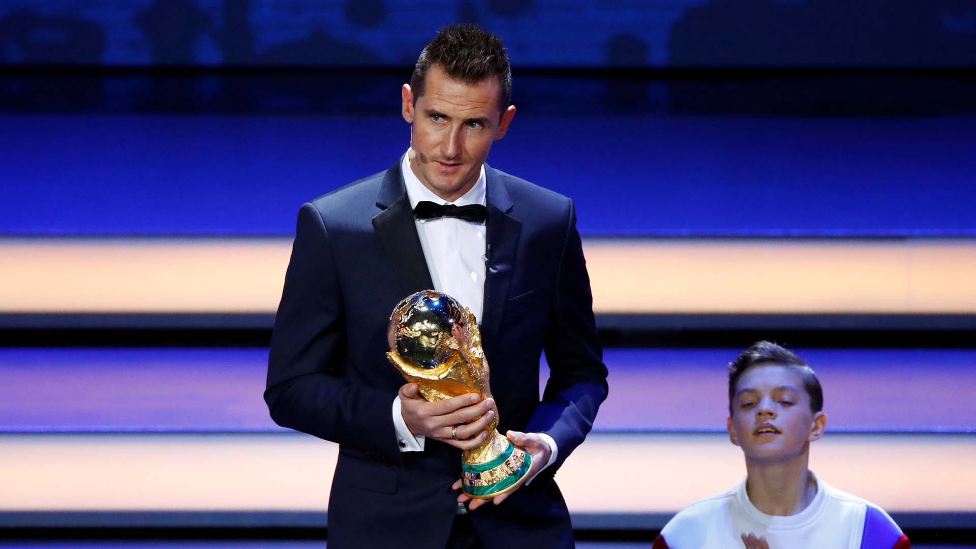 Klose, goleador histórico de la historia de los mundiales, se fotografió con la copa