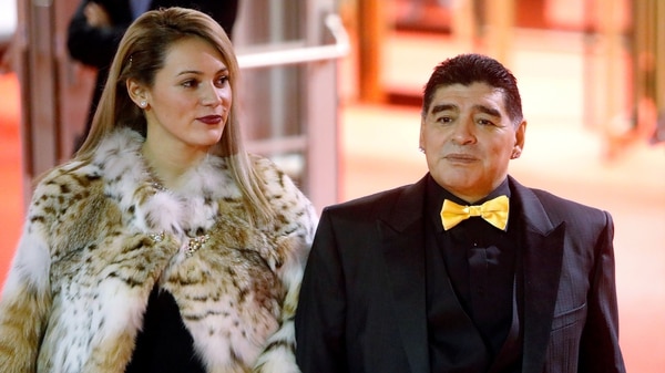 Diego Maradona junto a su mujer en la gala del sorteo mundialista (REUTERS)