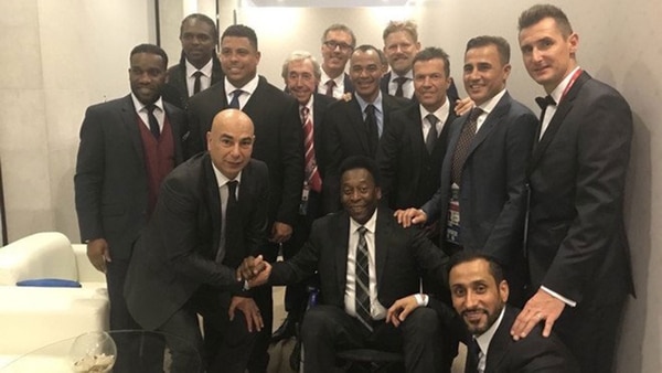 Pelé rodeado por figuras del fútbol mundial