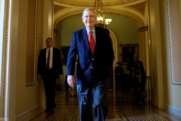 El líder de la mayoría republicana en el senado,  Mitch McConnell, sale del recinto del congreso luego del debate a la reforma fiscal. (REUTERS/James Lawler Duggan)