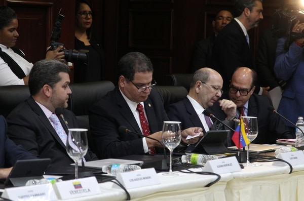 Julio Borges, presidente de la Asamblea Nacional (derecha) dialoga antes del inicio de la sesión (Reuters)