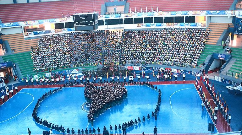 Estudiantes del colegio Avelino Mérida, de Vinto, forman el continente sudamericano, ayer. | Mauricio Rocabado