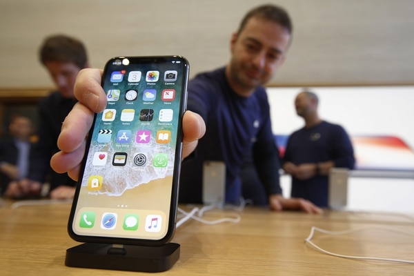Un empleado de una tienda Apple en Regent Street (Londres) coloca un iPhone X (The Washington Post / Bloomberg / Luke MacGregor)
