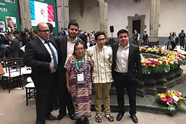 Ricardo Pablo Pedro junto a su familia, al recibir el Premio Nacional de la Juventud