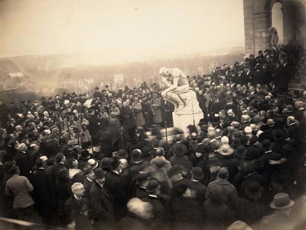 Los funerales de Auguste Rodin. Una multitud rodea su más célebre escultura: El Pensador
