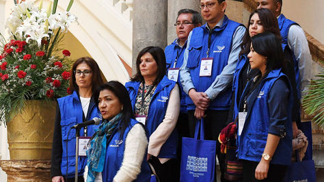 Yolimar Carrillo junto los miembros de la de la Misión de Observadores de la Unión de Naciones Unidas Suramericanas. Foto: ABI