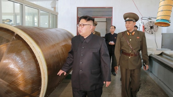 Kim Jong-un, líder de Corea del Norte, inspecciona un laboratorio de desarrollo de armas (Reuters)