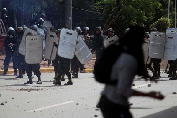 Enfrentamientos entre manifestantes y la policía en Tegucigalpa (Reuters)