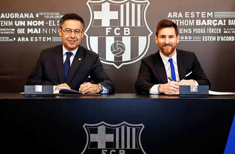 Barcelona. Josep Maria Bartomeu (izq.) y Lionel Messi antes de la firma del nuevo contrato. Foto: EFE