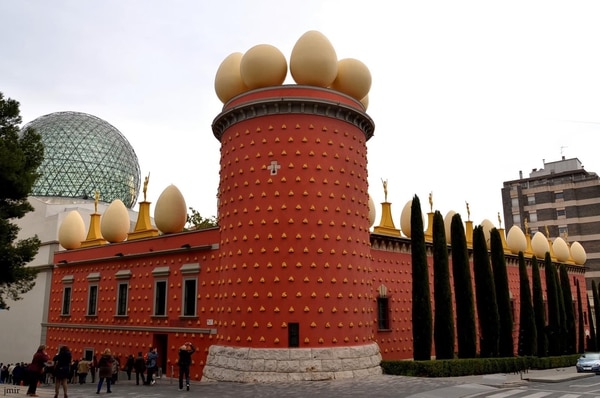 El Teatro-Museo Dalí se encuentra en la Plaza Gala-Salvador Dalí, en Figueras, España