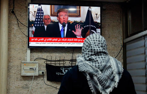 Un palestino ve una conferencia de prensa de Donald Trump. Foto: AFP