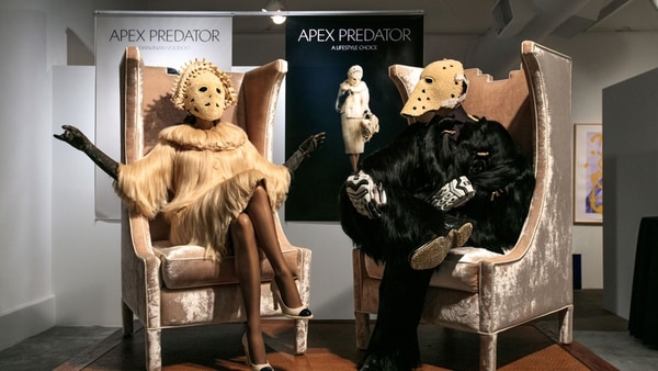 “El Apex Predator (Depredador de la cima) no tiene depredadores propios”, explica Dominic Young, mitad creativa de la dupla, completada por la ucraniana Mariana Fantich