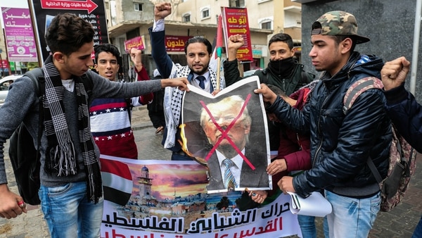 Jóvenes protestan ante la decisión de Trump en la Franja de Gaza. (AFP)