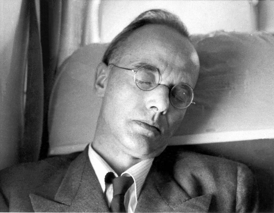 Klaus Fuchs, echándose una cabezadita en 1959, de retorno a casa tras pasar por la cárcel. (Cordon Press)