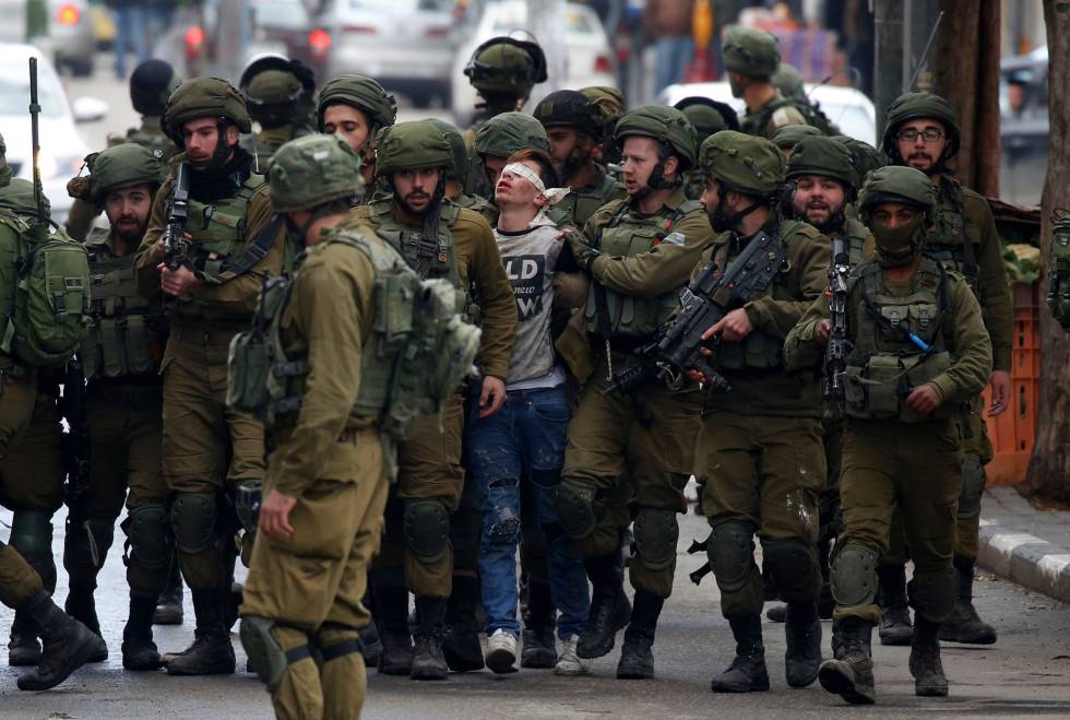Soldados israelíes detienen a un manifestante palestino durante las protestas del jueves en Hebrón.