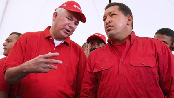 Rafael Ramírez , entonces ministro de Petróleo y Minería, junto a Hugo Chávez