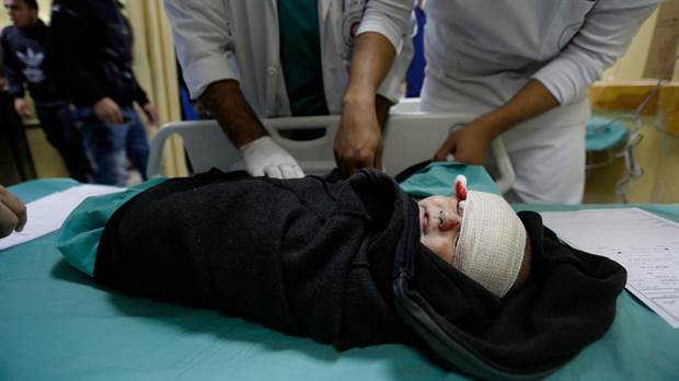 Un bebé palestino herido recibe tratamiento en un hospital después de un ataque aéreo israelí en Beit Lahia, en el norte de la Franja de Gaza